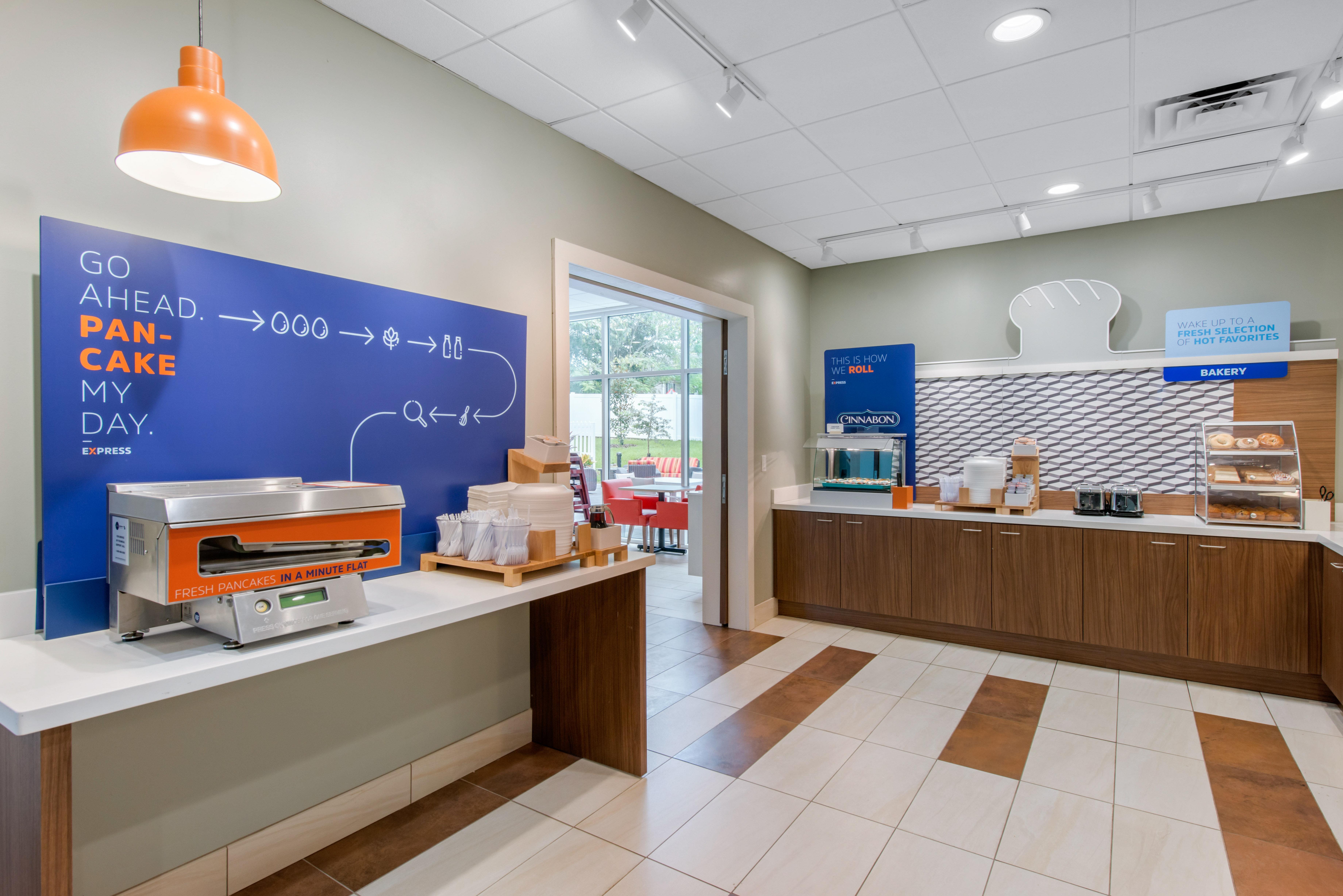 Holiday Inn Express & Suites - Ruskin By Ihg Exterior photo