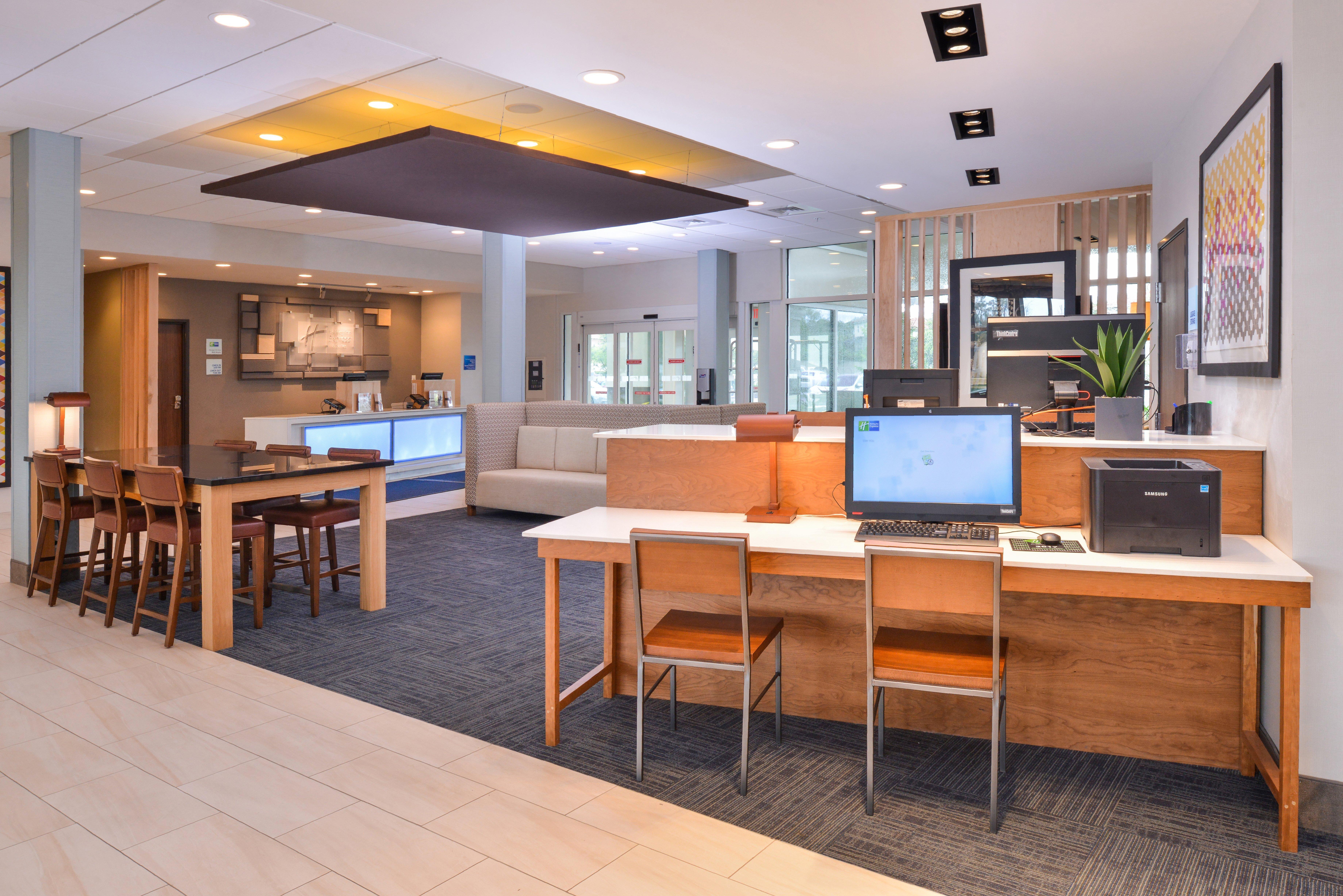 Holiday Inn Express & Suites - Ruskin By Ihg Exterior photo
