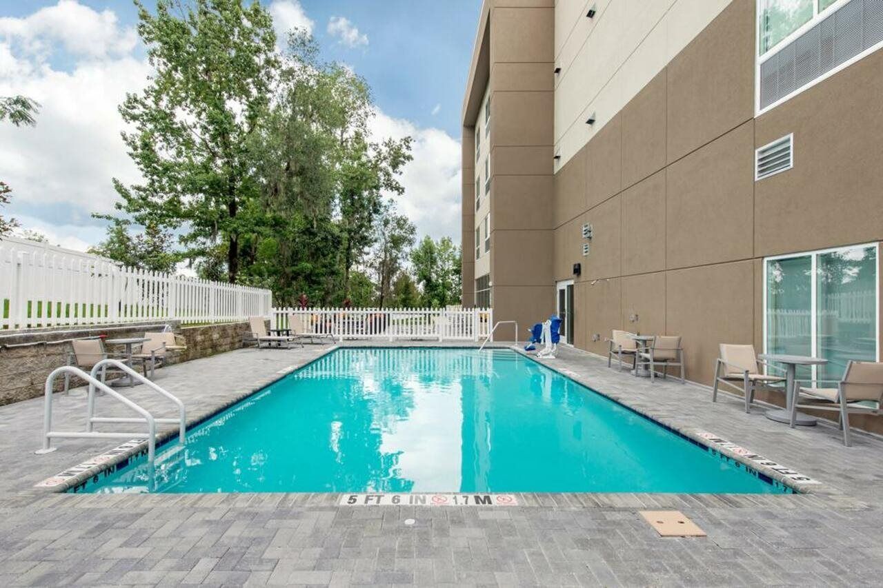 Holiday Inn Express & Suites - Ruskin By Ihg Exterior photo